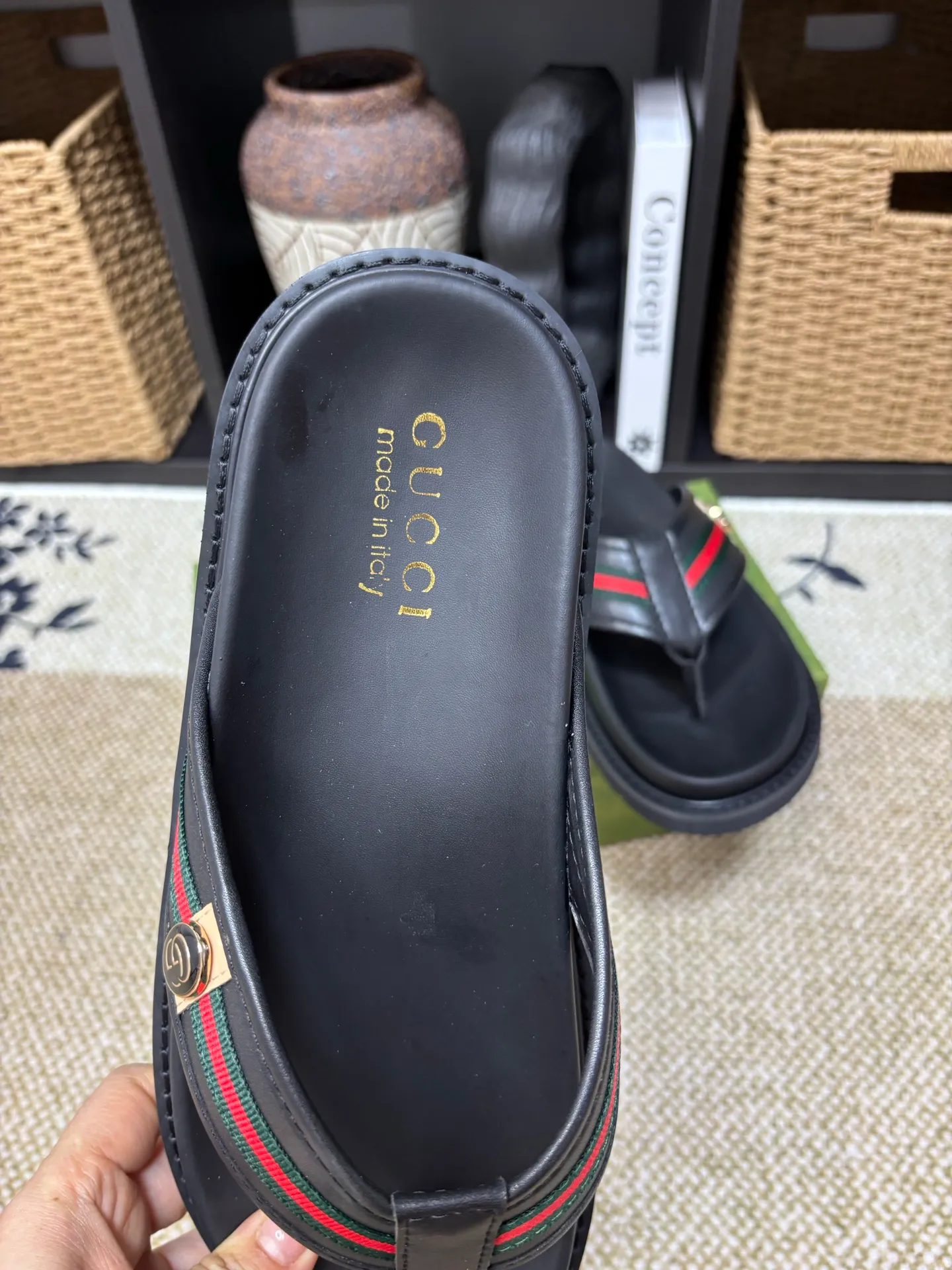 Factory 💰 300 yuan Gucci slippers] high-end men's shoes brand official website 1:1 latest masterpiece: original mold customization, the fabric is made of imported original materials, upgraded outsole, lighter and non-slip. The market's top quality, simple yet tasteful, a must-have for fashionistas, fashionable at your feet, full of confidence, the same style at the counter 👍The season of summer slippers is here. Code: 38-45 (45 customized)